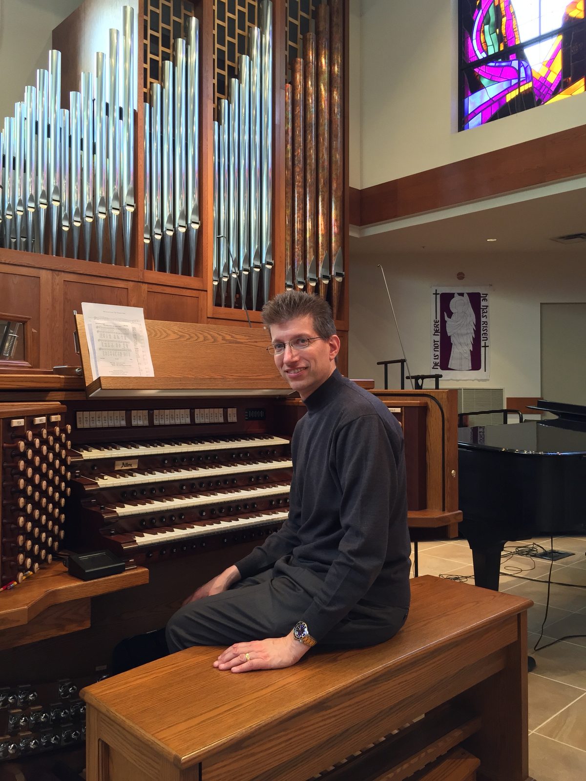 Aram Basmadjian at the organ console